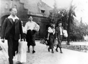 Franz Neumann (Mitte) bei seiner Entlassung aus dem Gefängnis Tegel, 24. Juli 1935