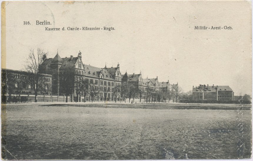 Das spätere Columbia-Haus, Militärarrestanstalt (rechts) mit Kasernenanlage, Postkarte um 1905