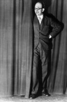 Werner Finck bei einer Ansage im Kabarett "Katakombe", 1933