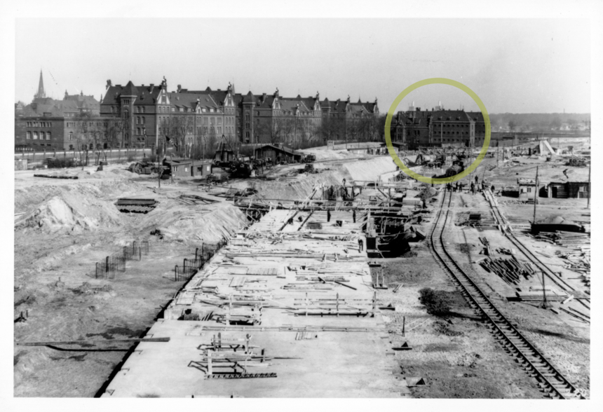 Fotoserie der Bauarbeiten an der Flughafenanlage Tempelhof zwischen März und August 1938. Auf dem letzten Bild ist das Columbia-Haus abgerissen.