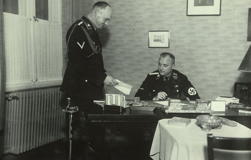 Karl Koch (1897-1945), Kommandant des KZ Columbia, mit seinem Adjutanten Hans Mickeleit, 1935. Das Foto stammt aus dem Album von Koch.