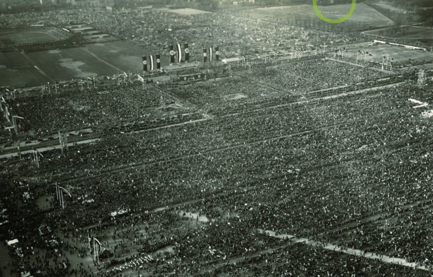 1. Mai 1933, Luftaufnahme der Kundgebung auf dem Tempelhofer Feld. Im oberen rechten Teil des Bildes ist das Columbia-Haus zu erkennen.