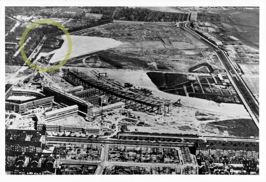 Fotoserie der Bauarbeiten an der Flughafenanlage Tempelhof zwischen März und August 1938. Auf dem letzten Bild ist das Columbia-Haus abgerissen.