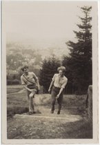 Wolfgang Szepansky (rechts) mit einem Freund bei einer Wanderung, um 1928