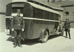 Gefangenentransporter des Geheimen Staatspolizeiamtes, 1935. Er verkehrt zweimal täglich zwischen der Prinz-Albrecht-Straße 8 und dem Columbia-Haus. Mit ihm werden Häftlinge zum Verhör in das Geheime Staatspolizeiamt und wieder zurück gebracht.