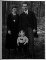 Georg Klohe mit seiner Ehefrau und seinem Sohn, um 1925