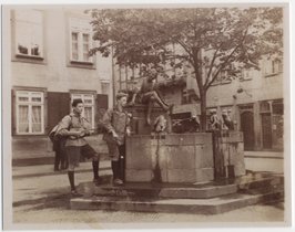 Wolfgang Szepansky (rechts) mit einem Freund bei einer Wanderung durch Deutschland, hier am Eulenspiegelbrunnen in Braunschweig, 1928