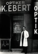 Karl Ebert vor seinem Geschäft, um 1928