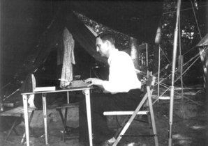 Armin T. Wegner an der Schreibmaschine in seinem Zelt am Sacrower See, kurz vor seiner Festnahme, 1933